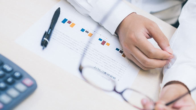 身の回りを整理整頓している男性