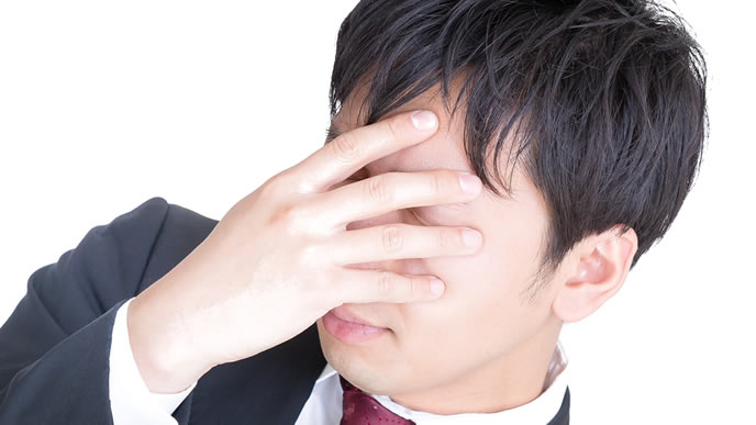 目を閉じて瞑想中の男性