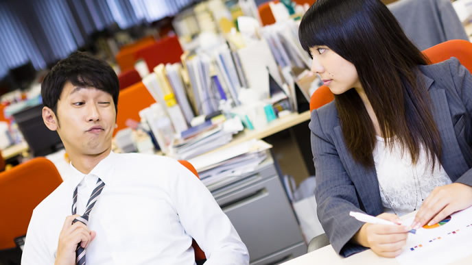 気だるい挨拶をする社員達