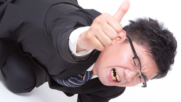 苦しみながらも頑張る男性