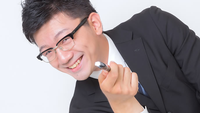 楽しいフリをする男性社員