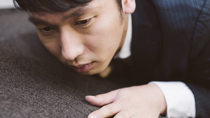 ストレスで行き倒れる男性社員