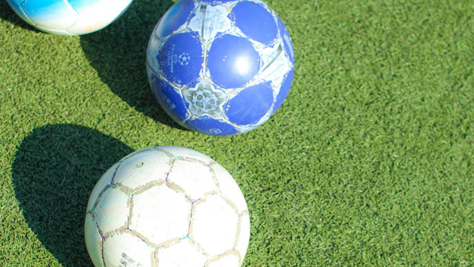 サッカーボールとグラウンド