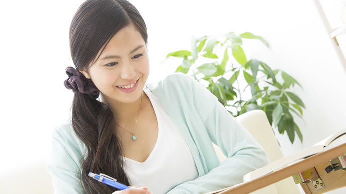 資格取得に向けて勉強中の女性