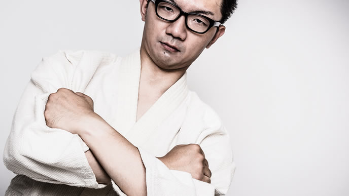 腕で三つ折を表現する男性