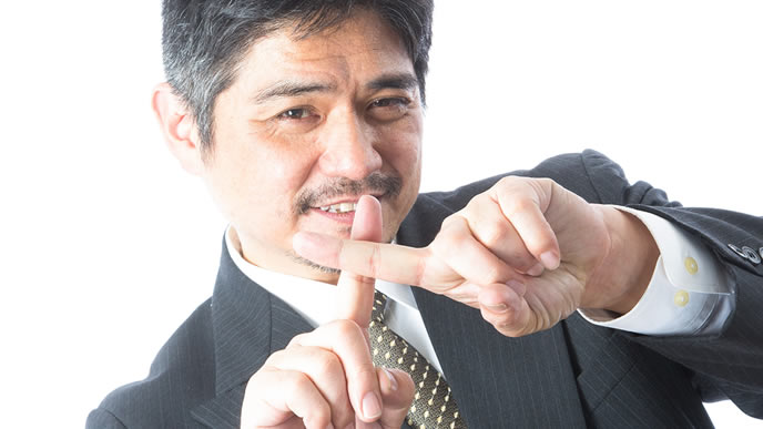 バッテンマークを手で表現する男性