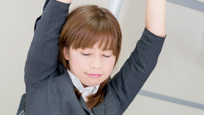 リラックスしている女性会社員