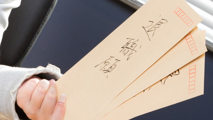 退職願を提出しようか迷っている会社員