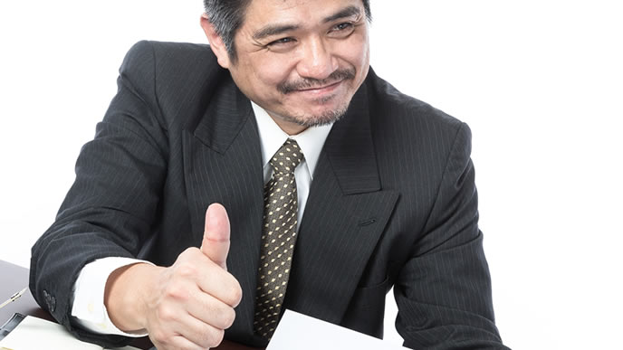 部下の報告にOKサインを出す上司