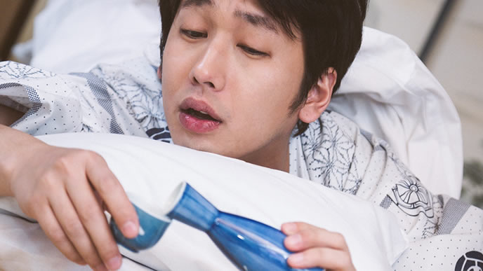 疲れて一人旅をしている男性