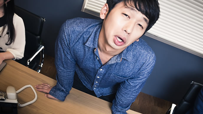 人間関係に悩んで発狂しそうな男性