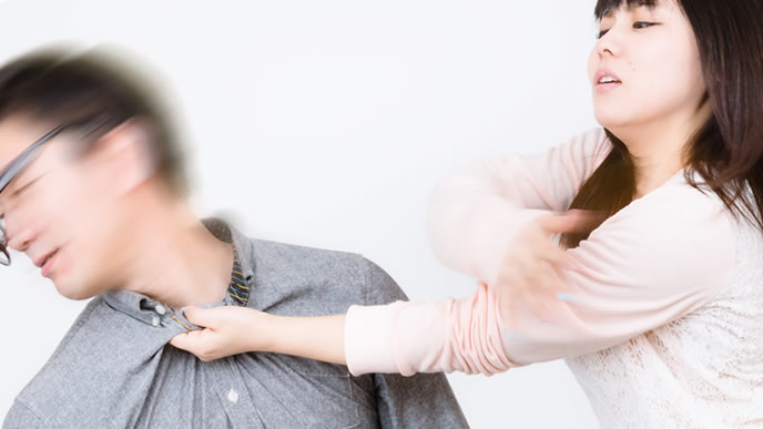 しつこい誘いを断る女性