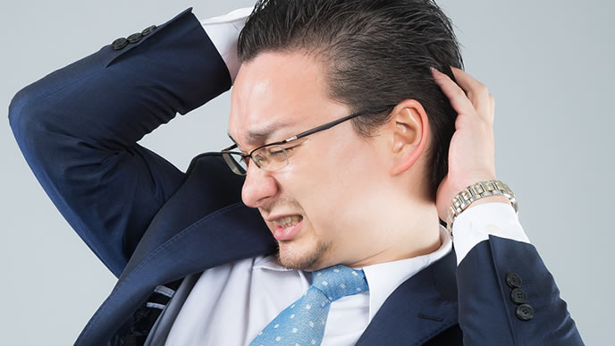 考えすぎて発狂した男性