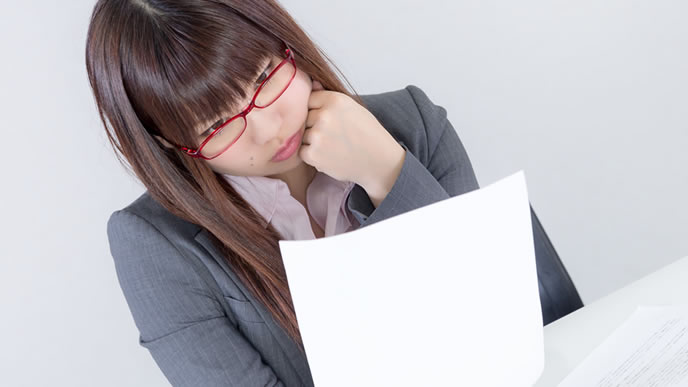 予定をリスト化している女性