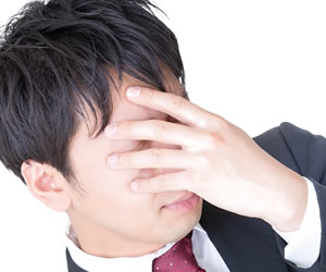 出来ない事があり落ち込んでいる男性