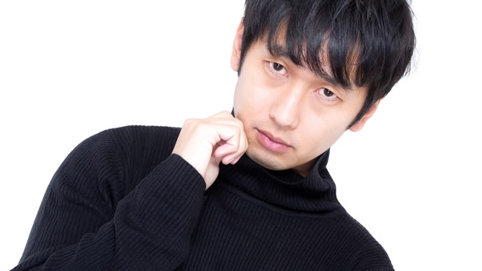 静電気の多いセーターを着込む男性