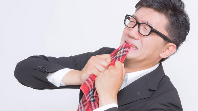 号泣する涙腺ゆるゆるの男性