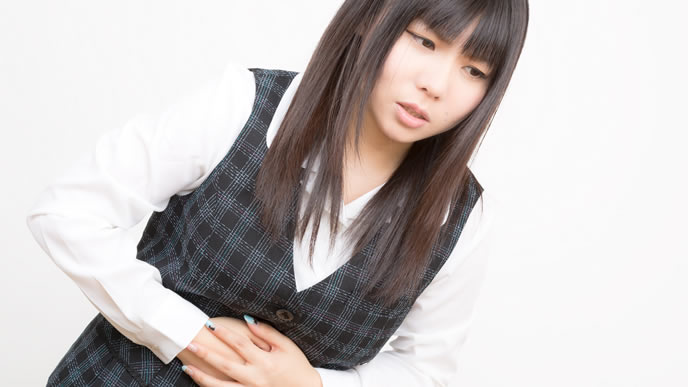 緊張でお腹が痛くなった女性