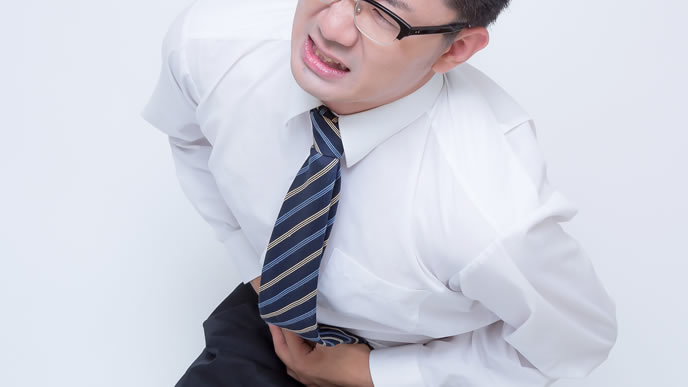 気を使うあまりお腹が痛くなった男性