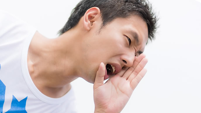 何かを叫ぶ男性