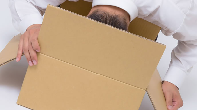 引越し準備中にダンボールに自分まで入った男性