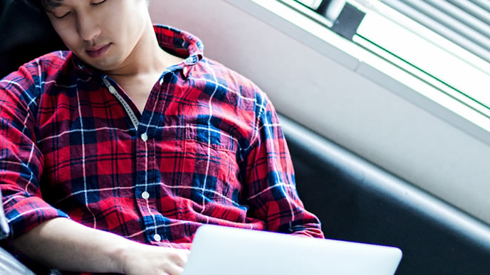 仕事中に寝落ちした男性