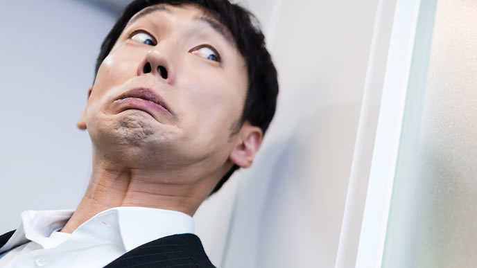 会議室でよからぬ噂を聞いた男性