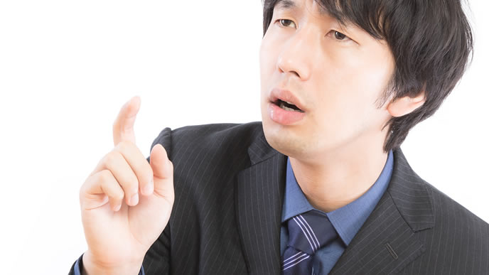 確認を急ぐ男性