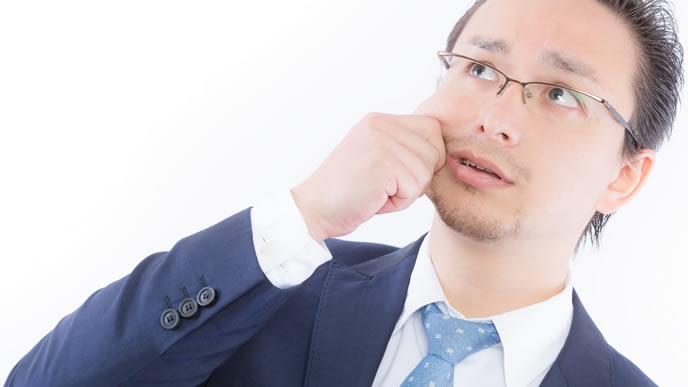 考えすぎて混乱する男性