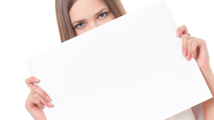 自由に書ける紙を持つ男性