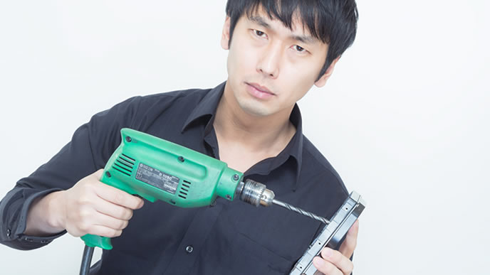 ハードディスクを壊す仕事をする男性