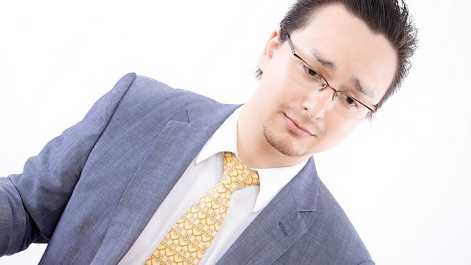 しょんぼりした顔の男性