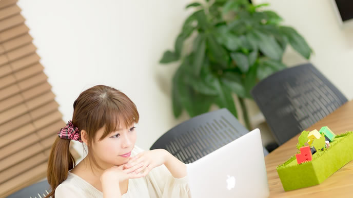 パソコンで適正診断をしている女性
