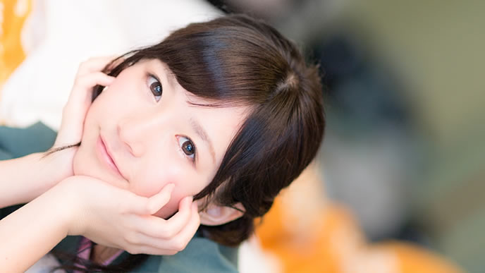 温泉旅行で満足げな女性