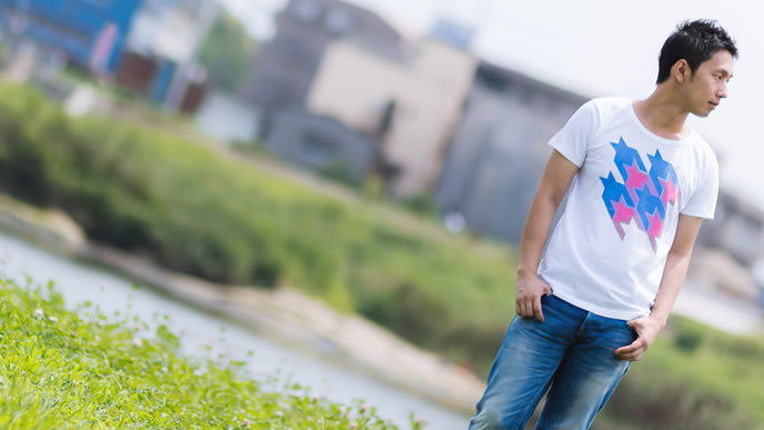 河川敷で黄昏る男性