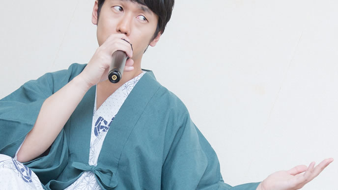 カラオケで熱唱する男性