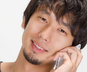 スマホで会話する男性