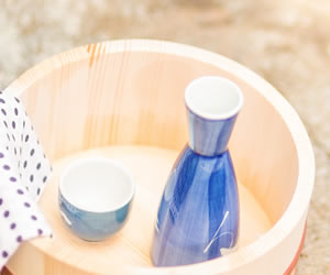 温泉に置かれたお酒とおちょこ