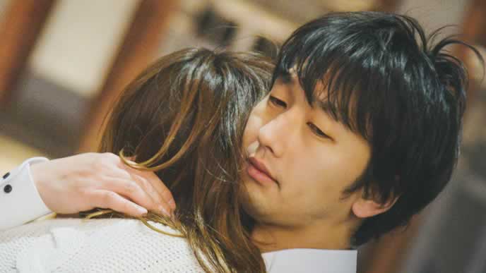 彼女を慰めるのに必死な男性