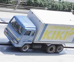 高速道路を走る大型トラック