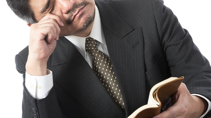 仕事を辞めさせてくれずに悩んでいる男性