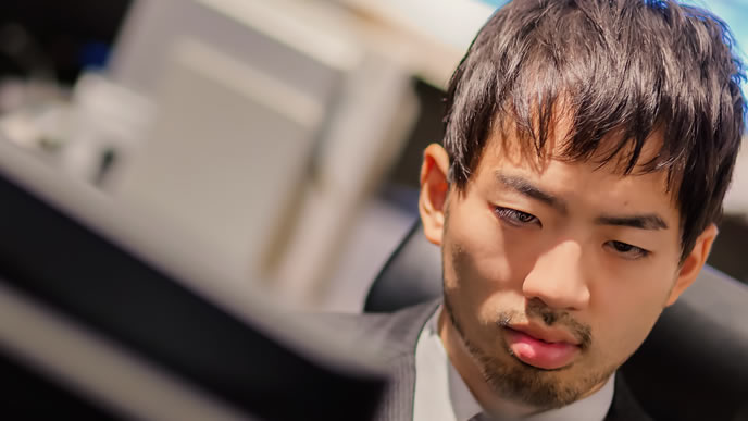 過酷な残業に耐える男性