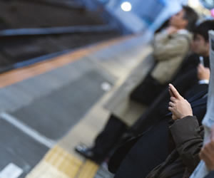 帰宅ラッシュ時の都会の線路