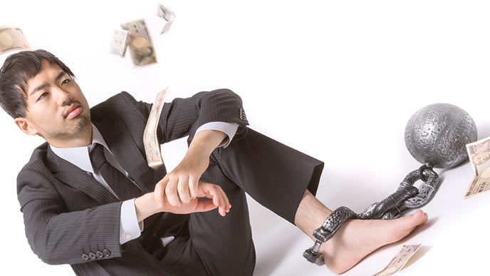 給料が少なく苦労している男性