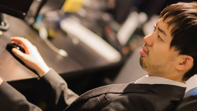 夜遅くまで働く男性