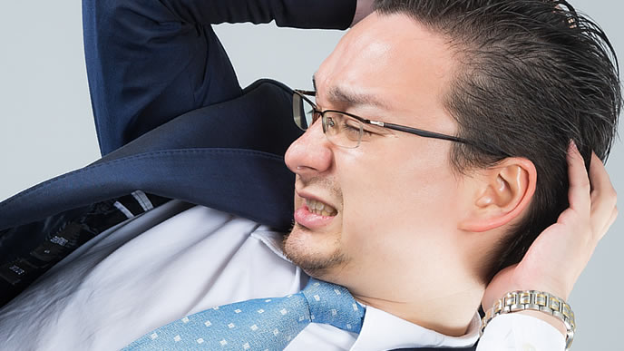 職場の人間関係に悩んでいる男性