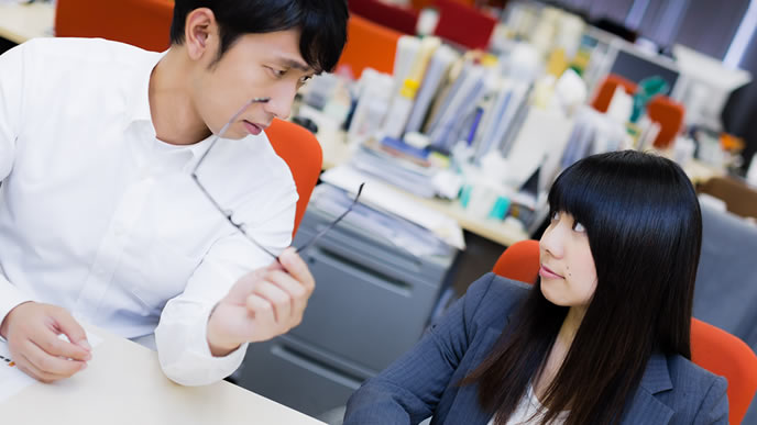 上司に直談判している女性