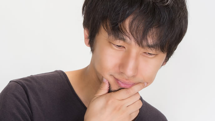 会社を辞めたときを想像してニヤりとする男性