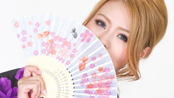 浴衣を着たギャル風の若者