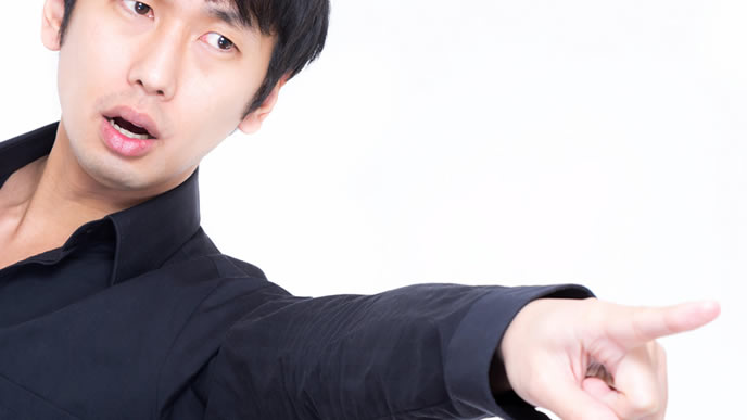 大げさに注意する男性